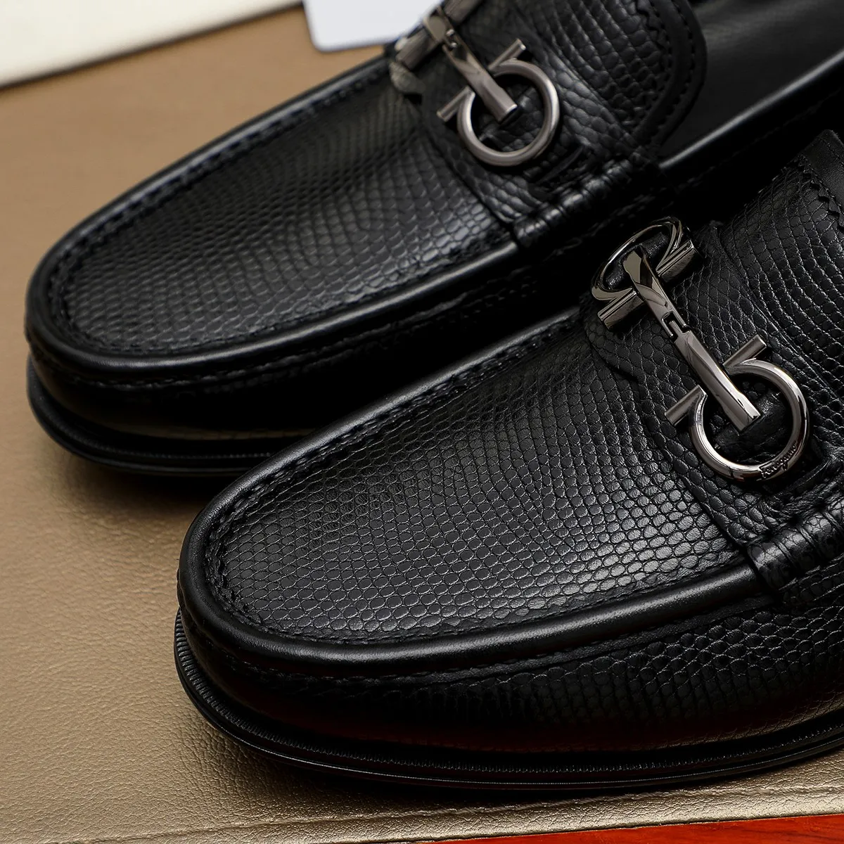 Men's shoes 250 🕷🕷🐂【Ferragamo】Ferragamo Popular fashionable casual shoes🇨🇳Official website counter 1:1 production, original mold opening💯Good quality can be seen, imported high-end first-layer pebbled calfskin, water-dyed🐂leather lining🌿very clear texture, high-quality waterproof, non-slip and wear-resistant outsole🎋high quality and low price, truly handmade🍓, color optional! Code number 38-44 (45. To be customized)
